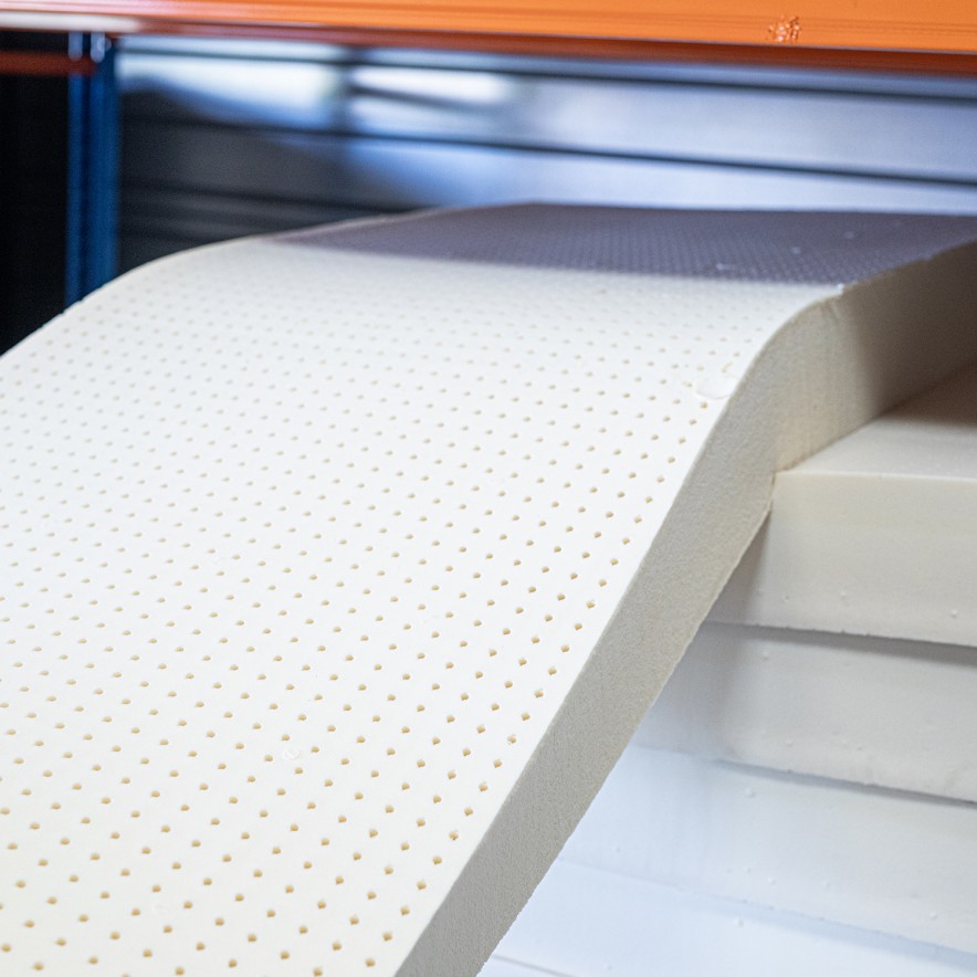 découpe de latex naturel pour aménagement de camping car